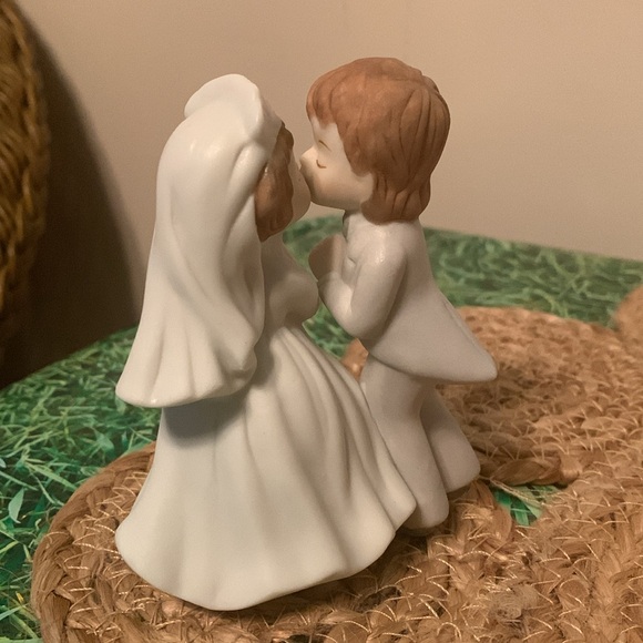 Lefton, vintage bride and groom kissing statue, EUC - Picture 4 of 14